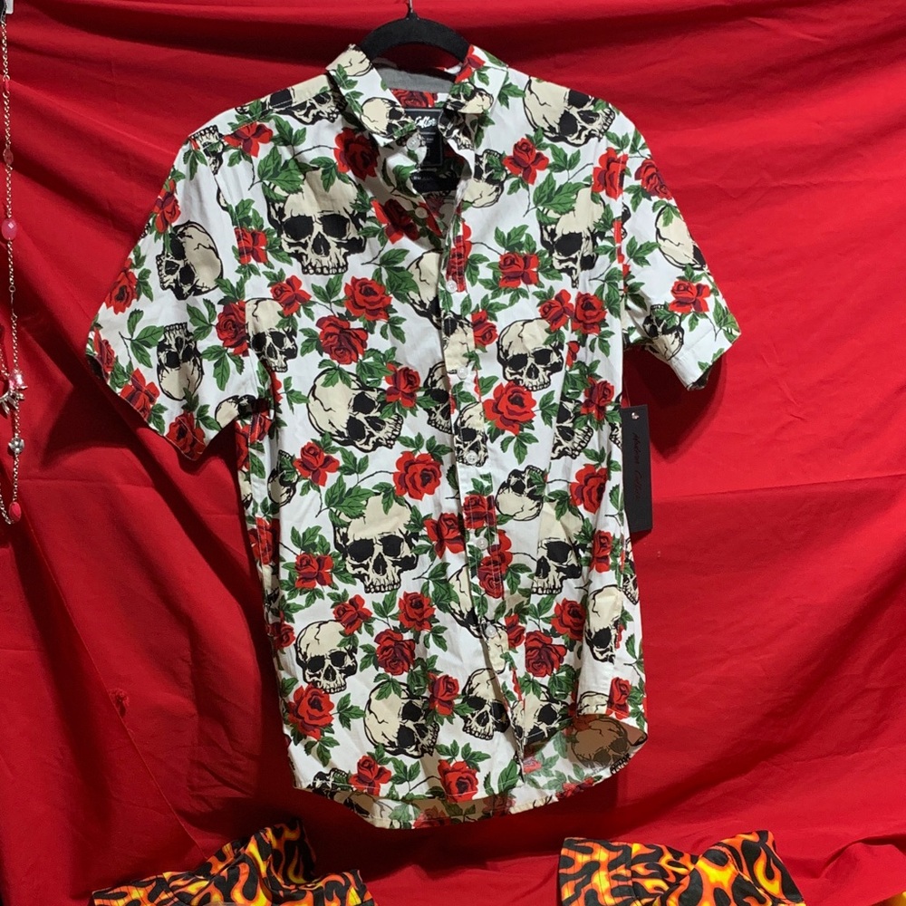 #040 Size small Men's Skull and Rose Print short sleeve button down Shirt